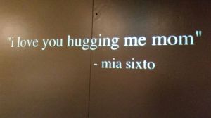 Exhibición interactiva sobre el amor escrita con solo 6 palabras y reflejada por un proyector en una pared blanca. Exploratoriom, San Francisco CA. 